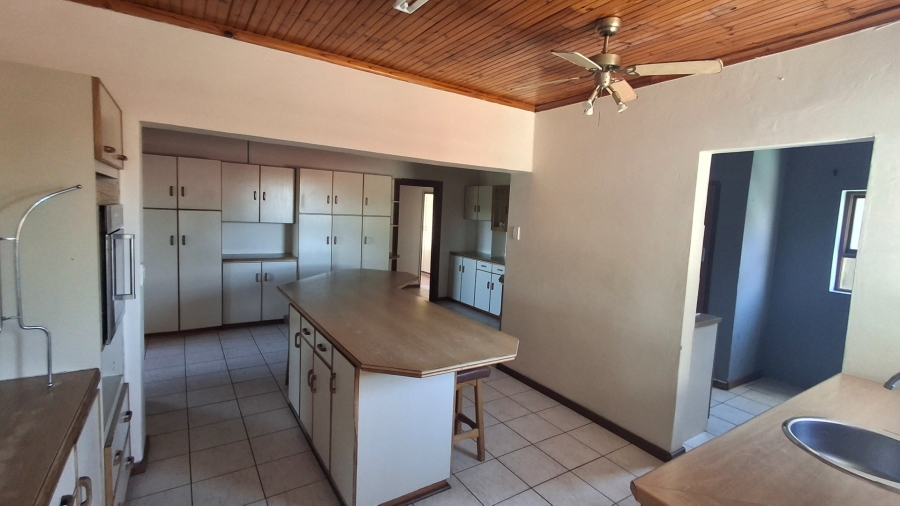 To Let 5 Bedroom Property for Rent in Humansdorp Eastern Cape